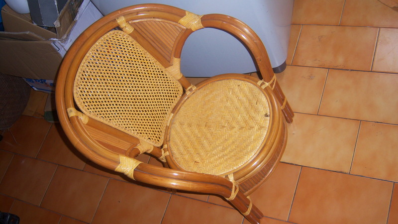 新買的竹編小椅子