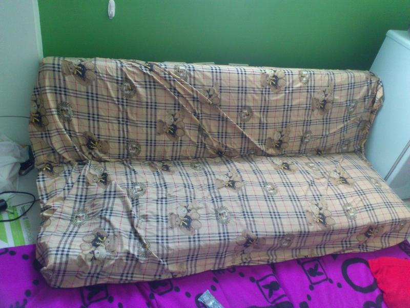 5.生活工場灰色沙發床使用兩年  有一邊凹下去了   2000元 