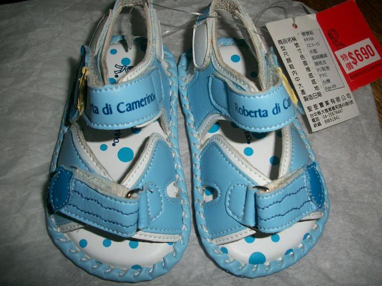 當初購入690元 全新寶寶涼鞋一次都沒穿過 售150元 尺寸12.5 15 產地 台灣