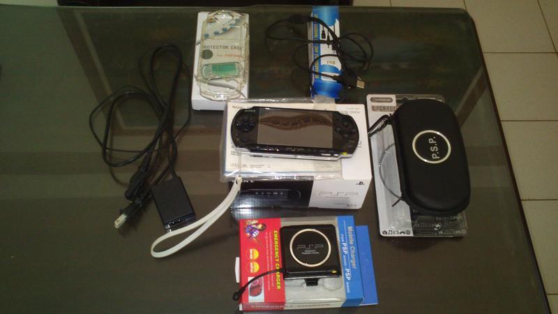 不到半年的PSP3007 鋼琴黑 (有貼保護貼)+16G記憶卡+保護盒+改機+傳輸線+水晶殼+外掛電池+吊繩+充電器