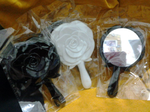 玫瑰花造型手拿鏡(黑色，白色)