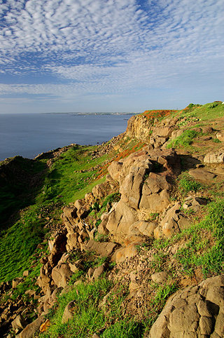 燈塔旁的斷崖常常有岩石崩落，遊客到斷崖邊欣賞夕陽絕對不要太靠近崖邊，免得跟夕陽一樣一起掉入海裡