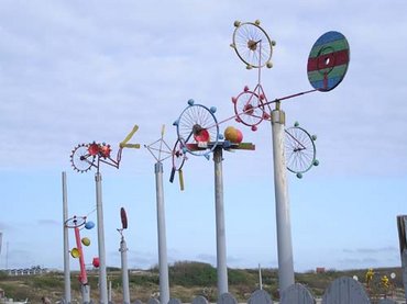 這幾張照片2004年農曆除夕傍晚去拍的，當時季風大作，風車叮叮咚咚地響鬧著，好像放鞭炮