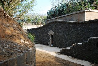 碉堡區背面通道