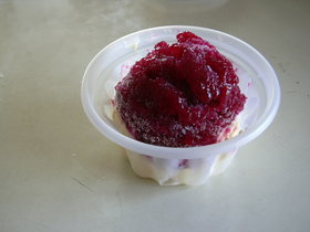 阿虹仙人掌冰，淡酸的仙人掌冰配上底層香甜的香草或芋頭冰淇淋，這樣的搭配吃法比純吃仙人掌冰好吃