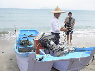 將網罟搬到漁船上準備出海去佈網