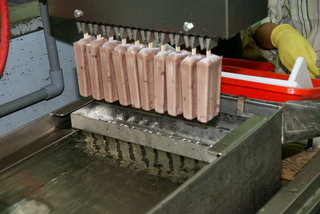 台電尖山電廠冰棒製作過程-自動拔冰器