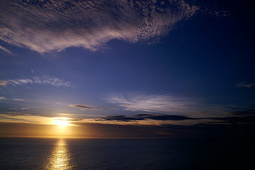 西嶼燈塔旁的草地上看夕陽一直是站長的最愛，或許是這邊的夕陽有著一種遠離塵囂以及無限蔓延的感覺