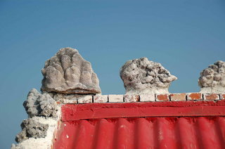 六人通舖小木屋的屋頂是用老古石裝飾