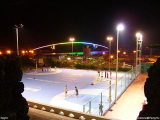 觀音亭籃球場入夜後都有馬公市區的居民前往打籃球