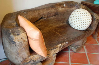 常民館內以漂流木製作的古拙椅子