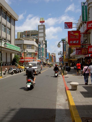 中正路短短200公尺這幾年雲集了無數的台灣連鎖企業進駐
