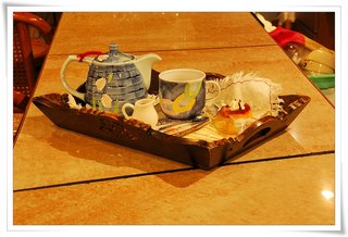 夏日玫瑰的茶具組很有英式午茶風，蒙地卡羅用的杯盤都很有質感