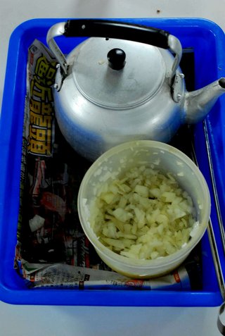 洋蔥用於鍋底炒味時