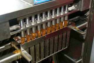 台電尖山電廠冰棒製作過程-冰棒原料填料機
