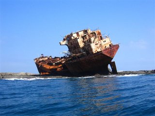 這張照片船身傾斜偎靠在海島上是不是很有童話故事中的海盜船畫面。目前這艘船已經拆除，看不到了。