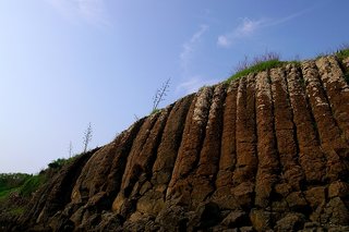 黃褐色的玄武岩、因年代、風化與氧化程度，加上表土的不同都會讓玄武岩的色澤迥異