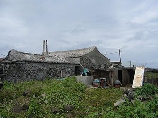 村落裡一間民宅～屋頂上的魚網據說是防颱的方法之一。