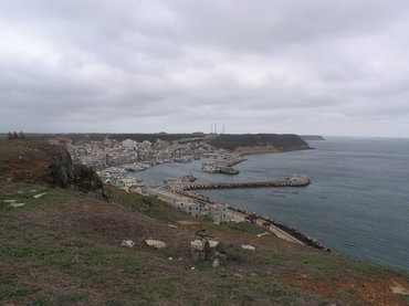 冬季在山頭上鳥瞰外垵村的景致，雲層又低又厚，一片蕭索的氣氛