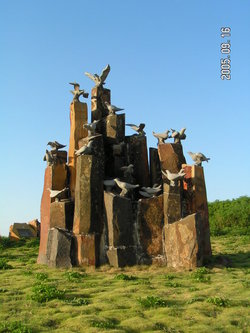 群鳥展翅的石雕圖騰，澎湖起飛的意思