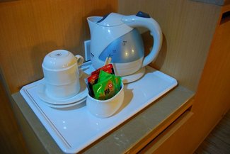 每房提供麥斯威爾咖啡包跟綠茶茶包，烏龍茶茶包，冰箱內有兩罐悅氏礦泉水