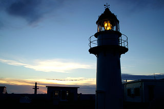 塔光初引的黃昏，海面上的船隻等待的是這一盞指引回家的燈號，遊客們看到塔光點起也就該準備回馬公了
