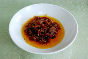 絲狀的日本干貝醬不那麼油膩，很適合直接拌麵