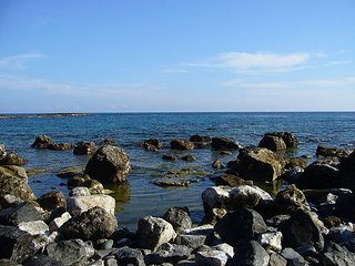 性格的石襯著深邃藍海