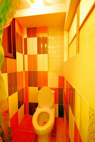 兒童房在浴室的壁磚挑選色彩取大而色彩豔麗的調性