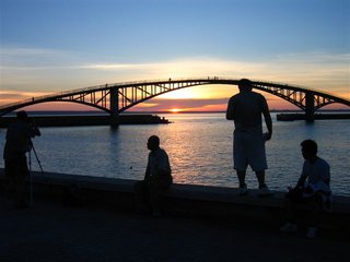 西瀛虹橋建好之後的夕照，或許仍是具有很高的美感，但是人工味道已經吃掉觀音亭夕陽的原始美