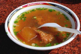 店內招牌的排骨湯或排骨麵，排骨與冬瓜熬煮是澎湖普遍性的做法