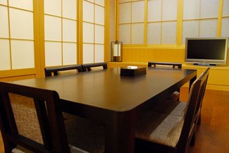 長桌可供六人會議或聚餐