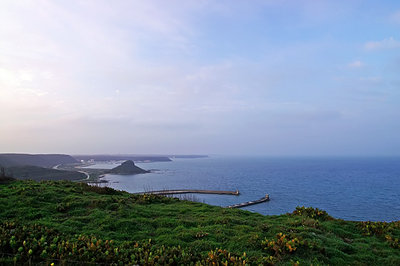 東台古堡的山頭上遠眺牛心山，望過去就是西嶼濱海公路