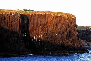 大灣海崖赭紅色的玄武岩