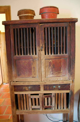 以前澎湖古厝內用來放剩菜剩飯的菜櫥,關起竹門後跟老鼠還有貓瞇說掰掰