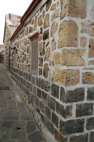 常民館側面的牆壁以玄武岩做丁字砌,更顯穩重與富貴