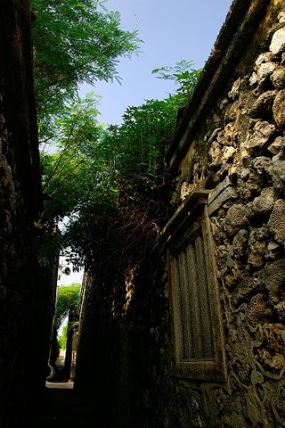 兩間古厝間的通路，寬度約一公尺，澎湖人稱為巷路，可以擋住陽光形成涼蔭，是小孩嬉戲跟婦女剝花生聊天的場所