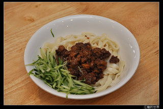 澎湖元氣YUMMY複合式餐飲-炸醬麵，醬料超香，令我很驚豔的一道食物，是我這次採訪所吃的食物中，排名第一名。