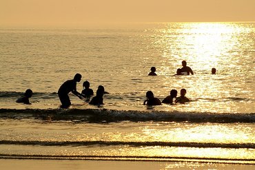 戲水客還是要注意安全，網垵沙灘發生過幾次溺水意外，沙灘外緣其實暗流很多