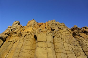 整個西嶼西岸幾乎都是這種壯麗的柱狀玄武岩地形，站在玄武岩下有一種強烈的壓迫感