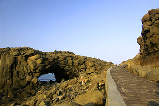 鯨魚洞旁的石板道，一般遊客走到這裡便會折返，往北其實還有潮間帶地形可以欣賞