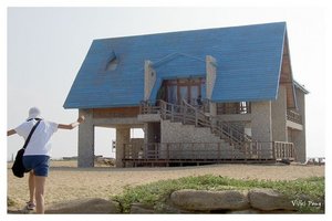 險礁嶼上頭的八釐米蔚藍，這間屋子藍色屋頂搭配蔚藍的澎湖晴空與碧綠海水潔白沙灘還真是一絕啊，雖然站長對北海評價普通，但是不得不說這間房子有它的韻味