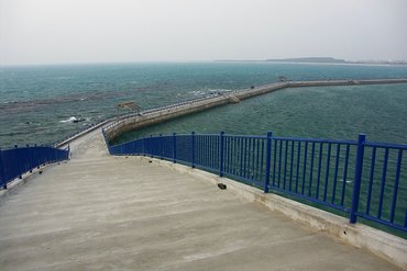 站在虹橋上頭的視野十分寬廣，除了可以鳥瞰海水浴場內的風帆玩家跟戲水人潮，遠眺對岸的西嶼也會更加清晰