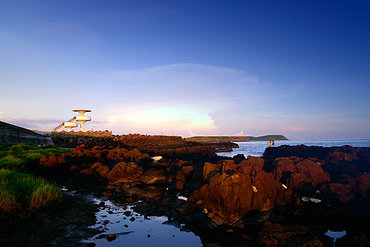 從風櫃海堤方向拍攝夕陽餘暉中的幽浮涼亭