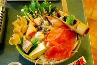 豐富的澎湖海鮮料理，包括花枝牡蠣等就是竹筒海鮮鍋滿滿的配料