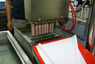 台電尖山電廠冰棒製作過程-自動拔冰器