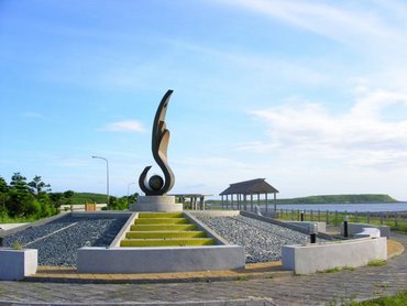 中屯風車入口處有一濱海小公園，只是一般遊客來到中屯風車時大多是日正當中，沒幾個人會在這裡休息