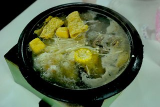 這是150元的鍋底，包含玉米，豆皮跟高麗菜等，還有貢丸跟蟹肉棒