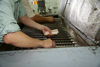台電尖山電廠冰棒製作過程-插冰棍