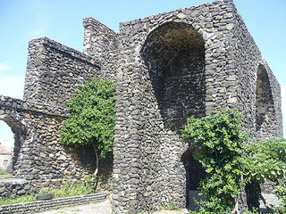 南嶼城：這裡的城垣都是由玄武岩堆疊出來的，過去屬於私人財產。這城有點古羅馬風，你瞧畫面上的這角度是不是跟羅馬競技場有那麼點相似呢？